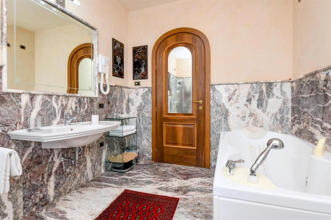 Private Luxury Villa With Pool Moniga del Garda ภายนอก รูปภาพ