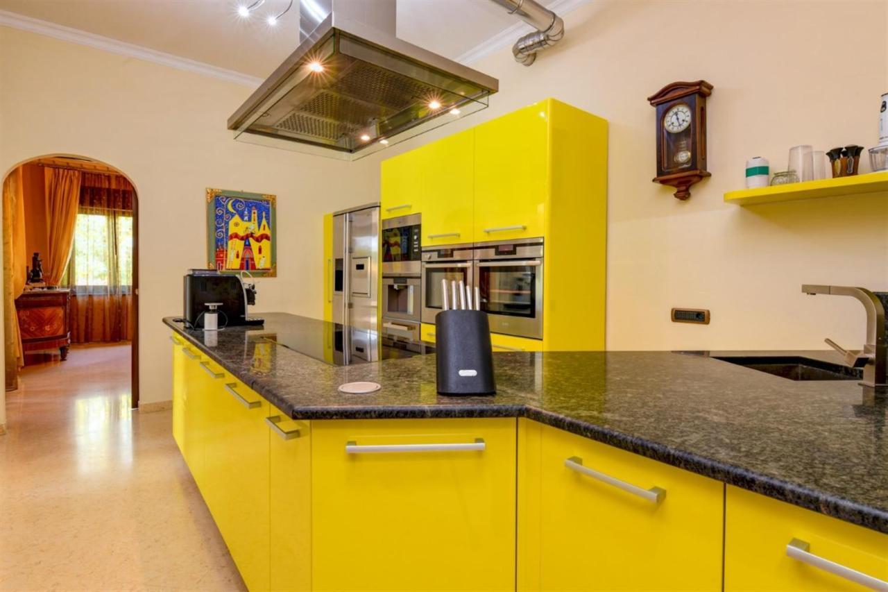 Private Luxury Villa With Pool Moniga del Garda ภายนอก รูปภาพ