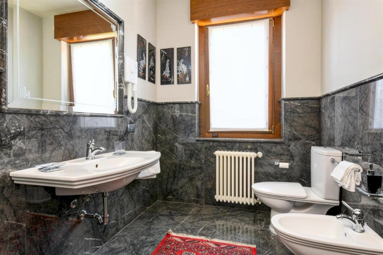 Private Luxury Villa With Pool Moniga del Garda ภายนอก รูปภาพ