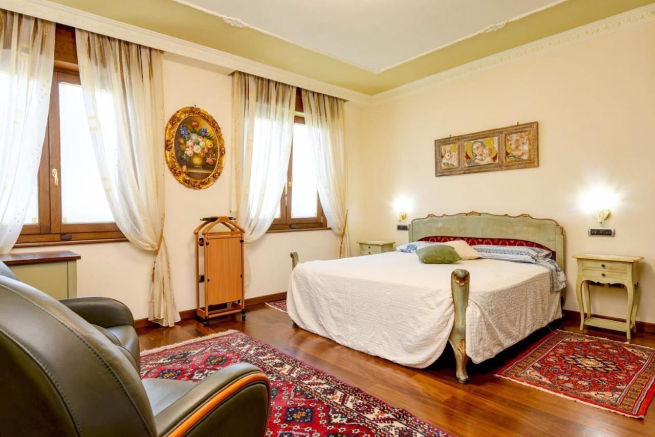 Private Luxury Villa With Pool Moniga del Garda ภายนอก รูปภาพ